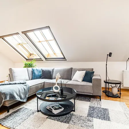 Lavish And Chic Duplex Apartment Prague Exterior photo