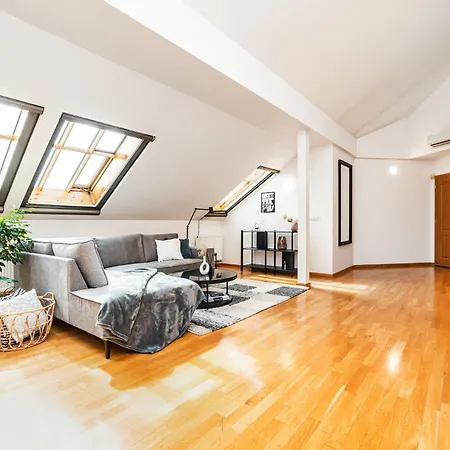 Lavish And Chic Duplex Apartment Prague Exterior photo